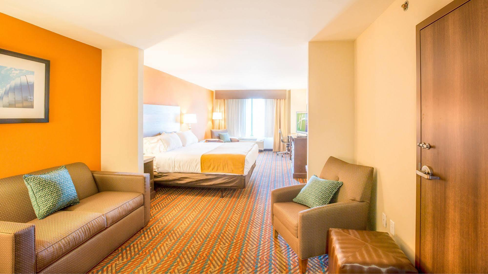 Holiday Inn Express Wichita South By Ihg Bagian luar foto